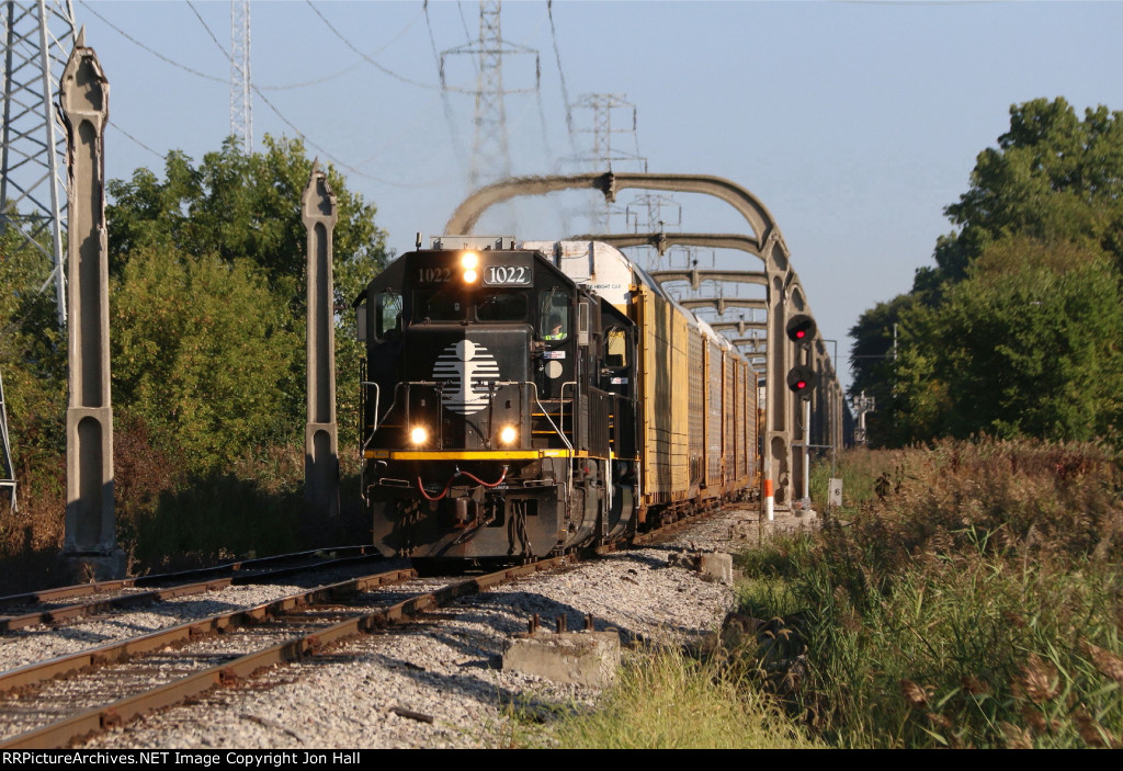 A pair of IC SD70's provide the power for L572 as it passes the remains of the DT&I era arches
